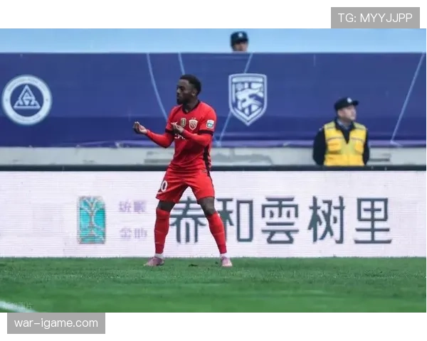 马丁内斯门线神扑助球队险胜,关键表现引爆球迷热议 马丁内斯门线神扑助球队险胜,关键表现引爆球迷热议