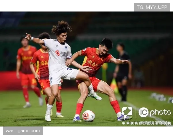 足球巨星独家专访：揭秘赛场背后的奋斗与梦想，点燃球迷期待