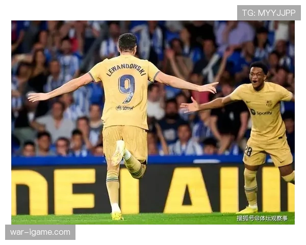 刚刷到莱万多夫斯基背着破背包回家，我差点把他当成楼下快递小哥